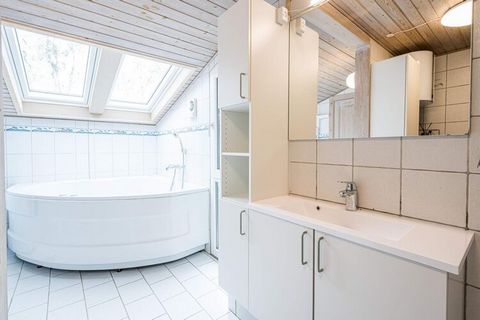 Dieses gemütliche Ferienhaus liegt auf einem wunderbar grossen Grundstück. Die Küche liegt in offener Verbindung mit dem gemütlichen Wohnzimmer, wo der Kaminofen an kühlen Abenden für gemütliche Stimmung sorgt. Drei gute Schlafzimmer, alle mit Doppel...