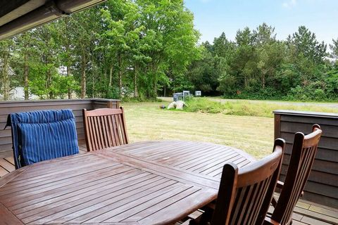 A holiday cottage in the scenic area of Hummingen with a whirlpool for relaxation. The living room is well-furnished with an open kitchen section. Enjoy a barbecue night on the terrace. The house has a central location, close to sights, parks and mus...