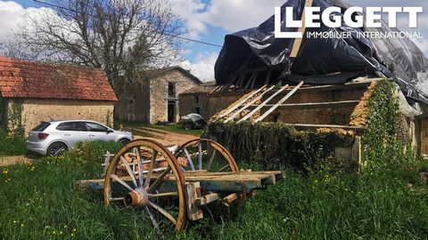 A20806VIR24 - A first barn of about 54 m² with a floor. All to be redone, roof and frame in place, but to be followed. A second barn of 70 m² with the possibility to make a floor. Roof under renovation by the owner. An outbuilding of 11 m². The whole...