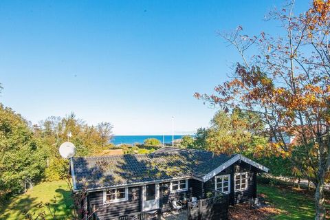 Dieses gepflegte Ferienhaus liegt im Gebiet Skovgårde, wo es einen schönen Badestrand und eine landschaftlich reizvolle Umgebung gibt. Vom Grundstück aus haben Sie etwas Meerblick. Zu dem Haus gehört u.a. ein großes Wohnzimmer, eine gut ausgestattete...