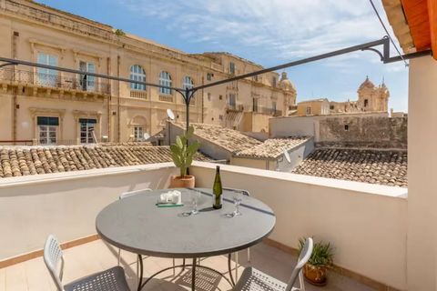 This split-level apartment benefiting from a 10 sqm terrace is located in the historic heart of a Unesco-listed town. Benefiting from a separate private entry, it includes a living room with a fitted open-plan kitchen opening onto a balcony, a bedroo...