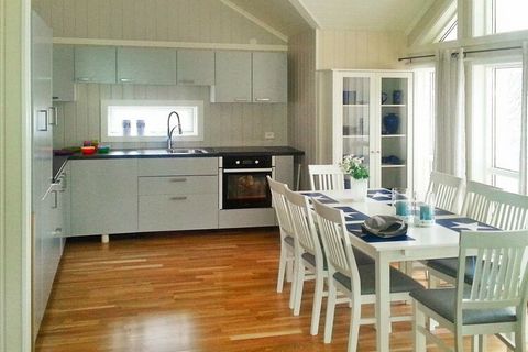 Komfortabel eingerichtetes Ferienhaus mit Panorama-Aussicht zum Raftsund, ganz im Osten der Lofoten! Auf der sonnigen Veranda des Hauses hat man das Gefühl, sich mitten in der Natur zu befinden. Genießen Sie die großartige Naturlandschaft ringsum, te...