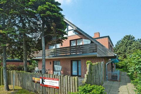 Only 1.4 kilometers from the beautiful sandy beaches of the North Sea: bright and modern furnished apartment house in the quiet district of Alt-Westerland. The apartments are spacious and were partially renovated in 2013. Stroll through the bustling ...