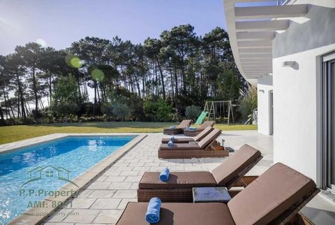 4 Bedroom Villa with fabulous Views of the Obidos Lagoon Overlooking the Obidos Lagoon, this four-bedroom villa offers everything you want in your dream home! All bedrooms are ensuite. There is a fitted kitchen with a pantry, a dining room, a living ...