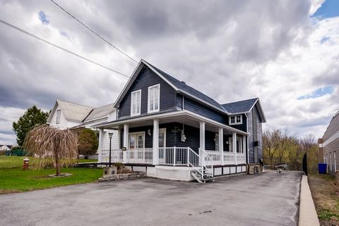 Propriété de 33 acres en ville, la maison a été totalement rénovée avec soin. Terrain majoritairement boisé, zoné résidentiel et récréatif, avec nombreux sentiers de vélo de montagne ou pédestre. Zonage permettant camp de groupe, centre de santé, clu...