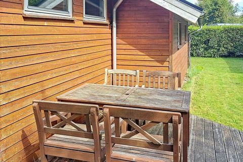 Cottage modernizzato con, tra l'altro, cucina dal 2001. La casa si trova su un terreno naturale con alberi. Il letto matrimoniale è un 3/4 letto. Terrazza scoperta e coperta. L'area esterna è adatta per giochi con la palla e altro ancora. La spiaggia...