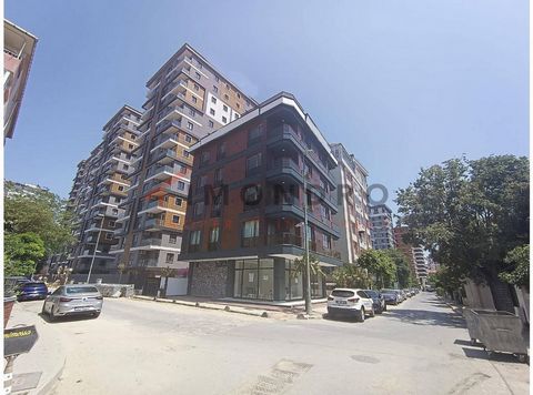 Квартиры на продажу находится в Кючюкчекмедже. Кючюкчекмедже - район в европейской части провинции Стамбул, на берегу Мраморного моря. Он находится примерно в 30 км от центра Стамбула. Кючюкчекмедже является одним из важных промышленных районов Стамб...