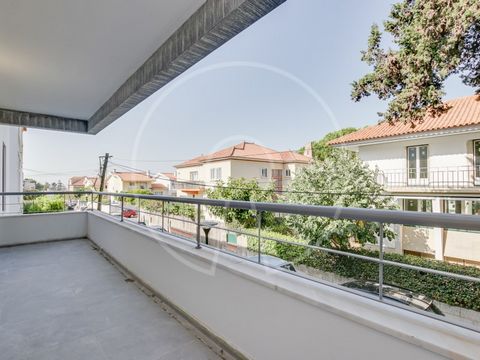 Excellent appartement de 3 chambres situé dans le centre de Carcavelos. L'appartement comprend: -Vestibule - Grand salon de 40 m² avec accès au balcon - Cuisine entièrement équipée - Salle de bain pour invités - 2 chambres avec une salle de bain de s...