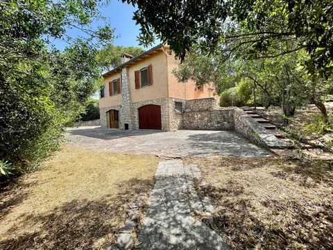 Giannella Villa with garden for sale Built in the late 1960s on a 1,000 m2 plot of land 50 meters from the beach, Villa Aurelia develops an area of approximately 220 m2 on 2 levels. The very bright main floor with excellent ventilation consists of a ...