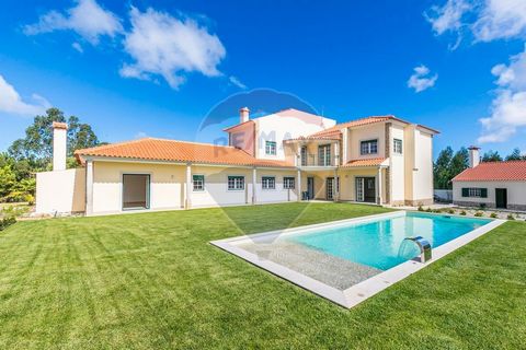 Description Come and discover this fantastic property in Caldas da Rainha, just 45 minutes from Lisbon. With a flat plot of land that has an area of 8845m², the outdoor space allows you to let your imagination run wild, animals, orchards, tennis cour...