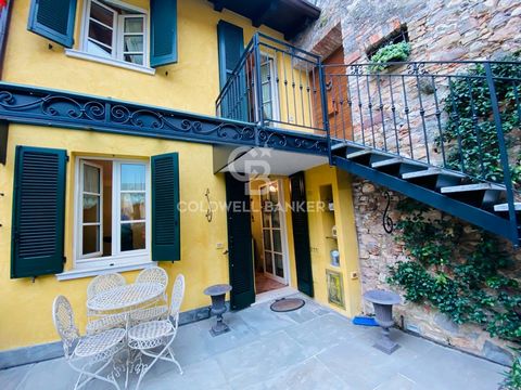 In the heart of the historic centre of Desenzano del Garda, we offer a charming two-room apartment with independent entrance and exclusive courtyard. The flat of about 60 sqm, is arranged on two levels connected by an internal lift and externally by ...