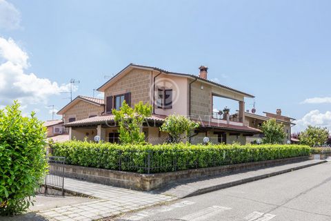 Gracious portion of terraced townhouse with exclusive garden facing the park of a village and 1.5 km from the Florence-Rome services and communication networks. The villa finished with taste and quality materials is the right solution for you to expe...