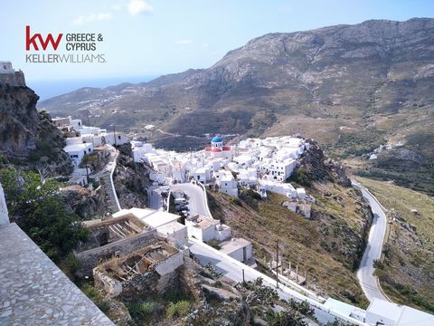 Dom wolnostojący o powierzchni 32 m.kw. na sprzedaż na działce o powierzchni 41 m.kw. z tarasem o powierzchni 8,5 m.kw. w Chora z Serifos, na placu Agios Athanasios. Oferuje on nieograniczone widoki i balkon z widokiem na Morze Egejskie, malownicze a...