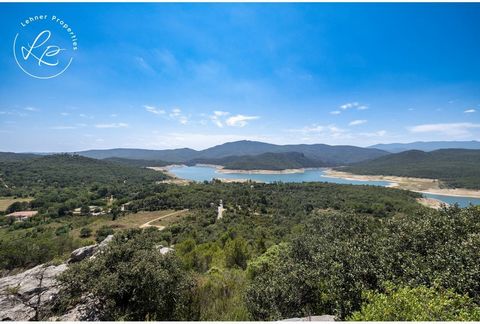 Nous vous présentons une charmante propriété située dans le magnifique environnement du lac Darnius-Boadella, dans la commune de Darnius, Alt Empordà. Cette maison, unique en son genre car elle est au bord du lac, vous offre une opportunité exception...
