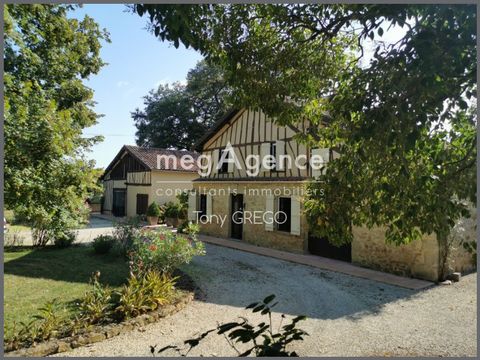 For those who love nature and tranquillity, 2 superb restored Gascon houses of approximately 290 m², consisting of 1 main house with underfloor heating (heat pump) composed on the ground floor: 1 hall, 1 large living room/ dining room. dining room / ...