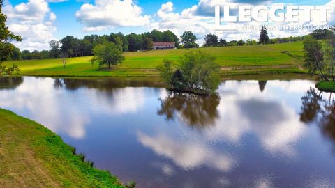 A05881 - Superb leisure property with 291'254 m2 of woods (mature trees), meadows and a pond of about 16'000 m2 with a small island and a fisherman's hut. 300 m2 of living space including a 92 m2 living room with open kitchen (equipped with a Rosière...