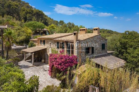 Authentic Mallorcan country house in a peaceful and idyllic location near Felanitx An original Mallorcan country property, located on 31,141 m2 of land in the hills of Es Carritxo, south-east of Mallorca, has been tastefully restored with quality mat...