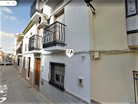 Dies ist ein fabelhaftes, 233 m² großes Einfamilienhaus mit 6 Schlafzimmern und einer Garage, die von der dahinter liegenden Straße aus zugänglich ist. Das Hotel liegt in Alcaudete, Provinz Jaén in Andalusien, Spanien, mit Blick auf die Burg, Terrass...