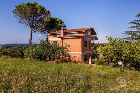 Are you ready to discover a truly fascinating property, immersed in natural beauty and with a breathtaking panoramic view of the surrounding valley? We present you this rare opportunity in Calcata, over four levels, which is currently divided into tw...