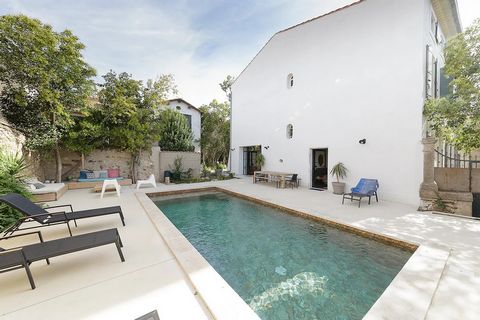 Ideally located at only 15 minutes from Narbonne and its beaches, this is an exceptional property complex consisting of a character Maison de Maitre completely renovated with exquisite taste and quality materials, a barn with a footprint of 210m2 off...