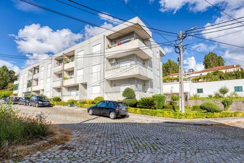 2 BEDROOM APARTMENT IN CRISTELO-PAREDES 3 MINUTES FROM THE CENTER   DESCRIPTION:   This apartment is constituted as follows: Generous lobby; Kitchen furnished and equipped with oven, hob and extractor fan, with access to a balcony that can be used as...