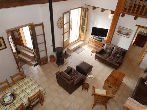 Exclusive mandate No 99797 Pomérols sector Historic center, ABF classified area, superb service for this 3-sided winegrower-style village house with terrace and large garage (concrete slab). Two separate entrances for two apartments, one on the groun...