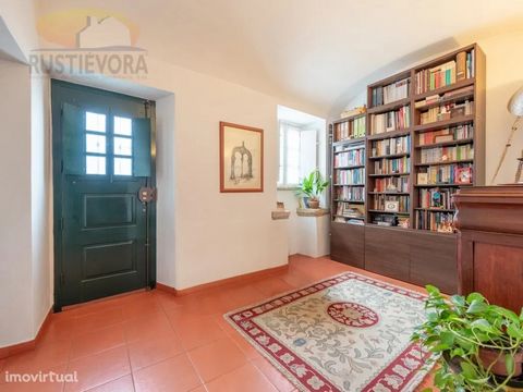 Detached house on the ground floor and 1st floor, with 6 rooms, 4 bedrooms and two living rooms, large pantry for storage, two bathrooms, terrace and viewpoint. Located in the heart of the historic center of Évora, central, with easy car and pedestri...