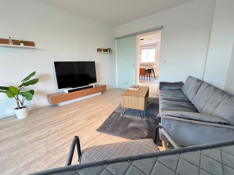 This spacious 90sqm apartment has been refurnished in grand style and awaits you with a stylish & modern design. The apartment has a fully equipped kitchen with spacious dining area, dishwasher and washer-dryer. The living room is divided into a cozy...