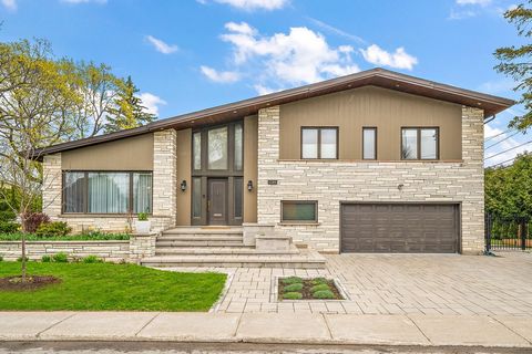 Welcome to 1285 Markham! Ideally located on a prestigious street, this beautiful split-level of 3,835s.f. offers you 4 good size bedrooms, a modern and spacious kitchen, an incredible ground floor den, an office, a well appointed basement, 2 indoor p...