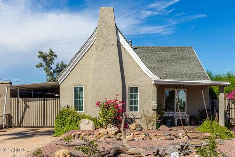 HISTORIC DISTRICT-NO HOA-GUEST HOUSE Classic craftmanship in this updated 3 bed 2 bath cottage with detached casita. Live near the action of Downtown Phoenix. Charming front room with coved ceiling, wood floors and fireplace. Crafted archways guide y...