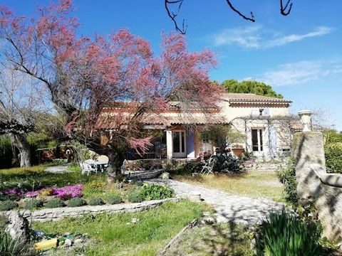 Located in Apt and Roussillon, close to all amenities, this comfortable house has nearly 180 m2 built, including 137 m2 of living space with landscaped garden and swimming pool. This property offers a beautiful bright living room of more than 45 m2 w...