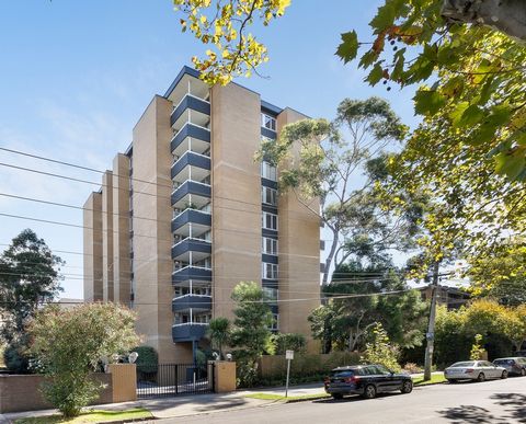 Dominant majestueusement l’un des paysages de rue les plus convoités de South Yarra et offrant une vue panoramique qui s’étend sur le sud-est de Melbourne, ce penthouse de trois chambres d’une taille stupéfiante est l’un des quatre seuls au sommet de...
