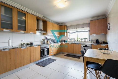 3 Bedroom Apartment - Albergaria dos Doze, Pombal This property stands out essentially for its generous areas and state of conservation. Private area of 144 m2 and dependent area of 146 m2. Property from 2006 Composed by: - Kitchen with excellent are...