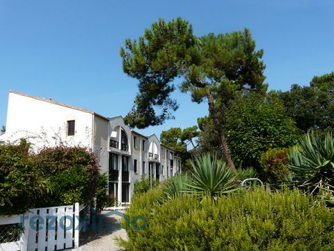 Exclusively Rezoximo offers you this apartment in exceptional condition 200 meters from the large beach of Saint Georges de Didonne (17110) near Royan. This property on the garden level consists of an entrance onto a loggia with sliding bay window wi...