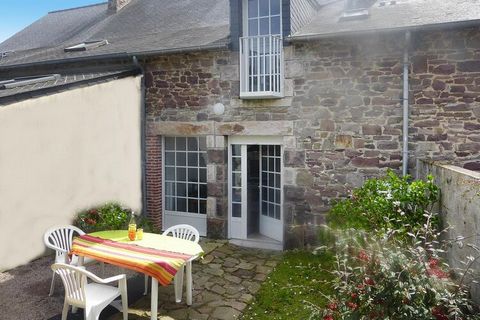 This pretty maisonette with a natural stone façade and a small private outdoor area is close to fantastic coastal landscapes. An ideal alternative to a hotel room, you can also cater for yourself here from time to time and prepare delicious Breton pr...