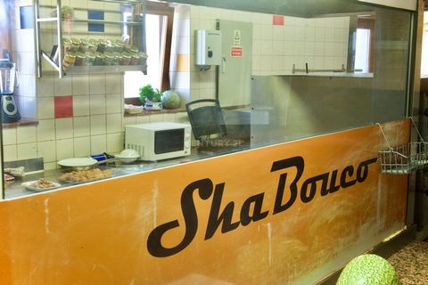 El Shabouco é um restaurante situado muito perto da praia de Vale Figueiras, concelho de Aljezur, em pleno Parque Natural da Costa Vicentina, sem dúvida, é um bom investimento pela sua localização, uma vez que não há nada como esta zona. e tem tido m...