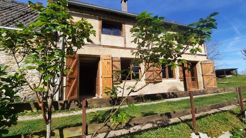 On the heights of SEIX, this converted barn in the heart of a small peaceful hamlet will seduce you. This pied-à-terre is ideal for a second home in a relaxing place. After an update of the set, you will be able to enjoy the living room and its kitch...
