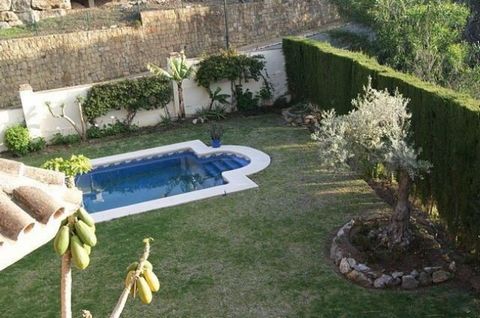 Large unfurnished villa in the urbanization of El Rosario which is located close to the centre of Marbella, in a quiet sought after neighbourhood. There are private schools closeby. The villa was built in 2007, it has good sized swimming pool and pri...