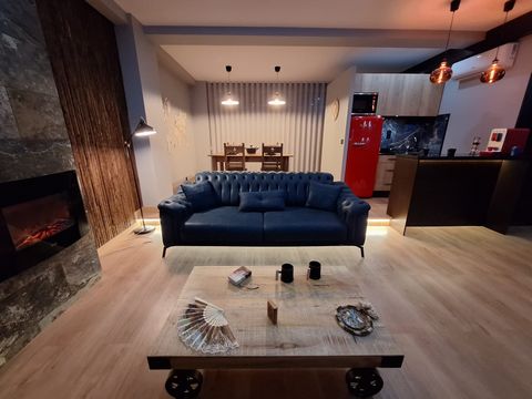 Apartment for rent is made in LOFT style, measuring 130 m2, divided into 2 isolated parts - a bedroom/office and a large living room + kitchen and dining room. Located on DAMIÃO DE GÓIS street, close to the Marques metro. It is fully equipped includi...