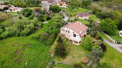 Stone house located on the heights 5 km from the center of Figeac. This house offers approximately 200 m² of living space including an independent one-bedroom apartment. In terms of living, the house consists of a large living / dining room and a kit...