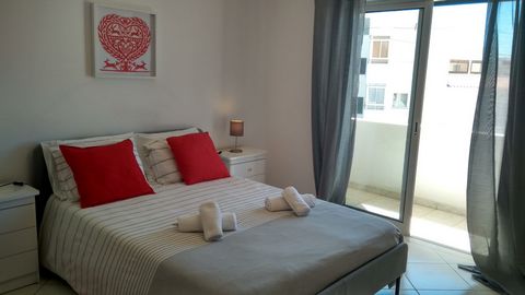 One bedroom apartment with lots of light and space in a residential area in Quarteira. Portuguese coffee shops, restaurants, supermarkets and grocery stores nearby. Just 10 minutes walking to the beach (750 meters, 1/2 mile). Enjoy the barbecue in th...