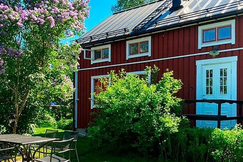 Benvenuti in una casa ben tenuta su due piani a Nordingrå sulla costa alta, uno dei siti del patrimonio mondiale dell'UNESCO. Il cottage è immerso nel verde con vista sul mare di Botnia. Al piano terra si trova il soggiorno e la cucina in open space....