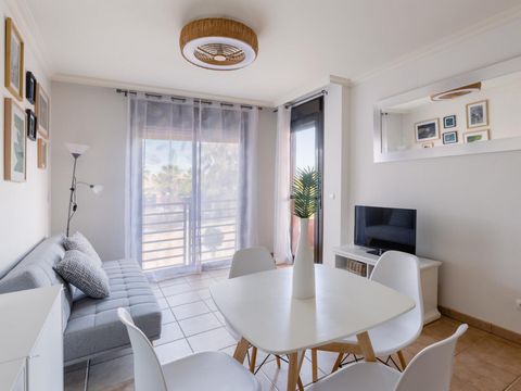 Apartment in a residential complex with swimming pools, located on the coast, an extremely quiet area and one of the most sought after in the south of Tenerife. It is a very practical open-plan accommodation designed for the comfort of guests. Orient...