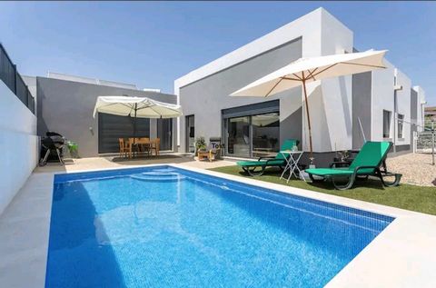 Detached house, with contemporary architecture, in the picturesque Vila Nogueira de Azeitão. Perfect for a family of up to 6 people, it has three bedrooms, living room and kitchen in open space, it is fully equipped. Barbecue area next to the pool, t...