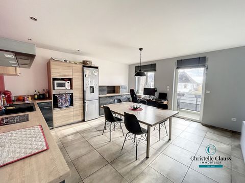 Exclusively in your Christelle Clauss real estate agency in Colmar! Come and discover this beautiful 3-room apartment from 2017, which is located in the immediate vicinity of Colmar, in the town of Logelbach. It is located on the second floor without...