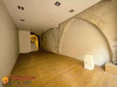 In the very heart of Narbonne, on one of the most beautiful squares in the city, don't miss this opportunity. I have the pleasure of offering you this very beautiful residence with a historic past. You are here within walking distance of all services...