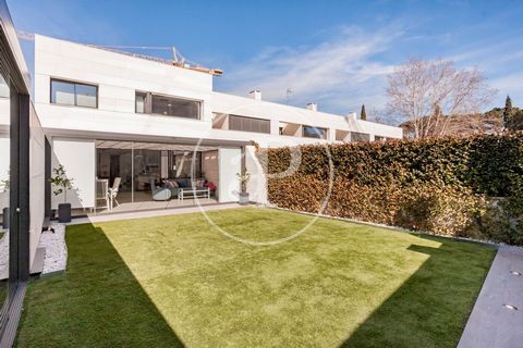 CHALET WITH GARDEN AND GARAGE IN POZUELO aProperties is pleased to present this recently built luxury semi-detached villa, with a contemporary design with high energy efficiency and advanced technology. This property is located in the exclusive area ...
