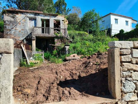 Maison à restaurer complètement, en état de ruine, située à Samonde, paroisse de Santa Marta de Portuzelo, Viana do Castelo, avec une superficie totale de 1006m2 et un espace privé de 59m2. Cette propriété est fortifiée, bénéficie d'une exposition au...