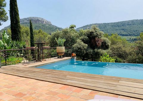 Cassis - This beautiful air-conditioned Provencal bastide enjoys an exceptional panoramic view and is set in a sought-after, leafy hillside setting. Looking out over the trees and rock formation, this peaceful location is an ideal family home. Inside...