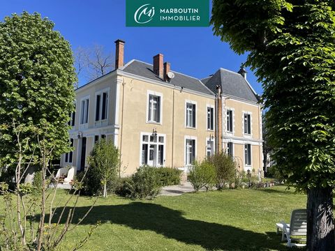 In the heart of Casteljaloux, Maison de Maître of 433 m2 of living space comprising on the ground floor a large entrance hall opening onto kitchen, scullery, living room of 48 m2, an office and a bedroom with shower room. Upstairs are 5 additional be...